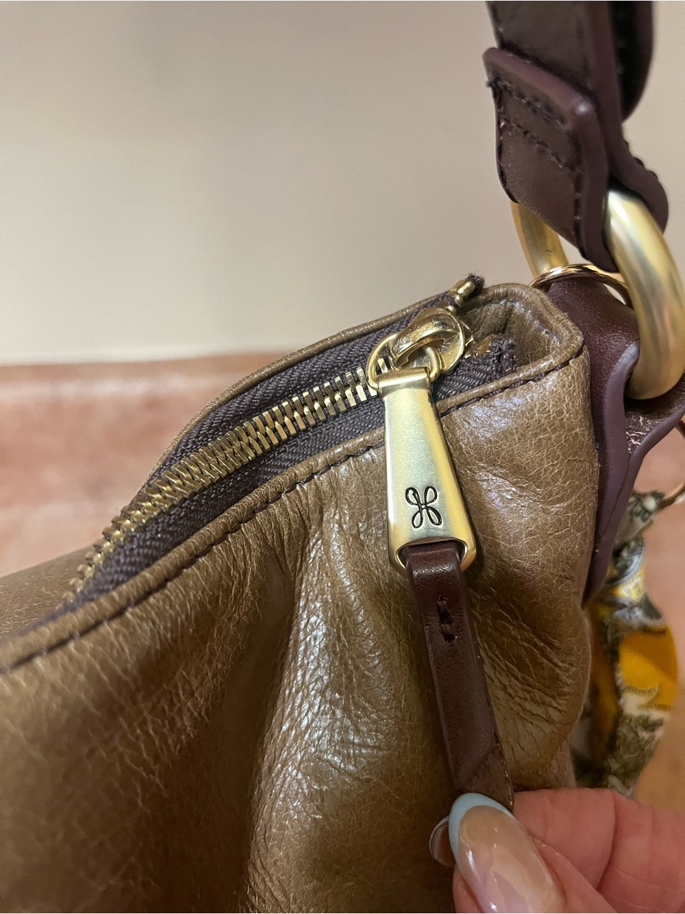 Hobo International Classic Brown Leather Shoulder Bag with Matching Wallet - Picture 3 of 12